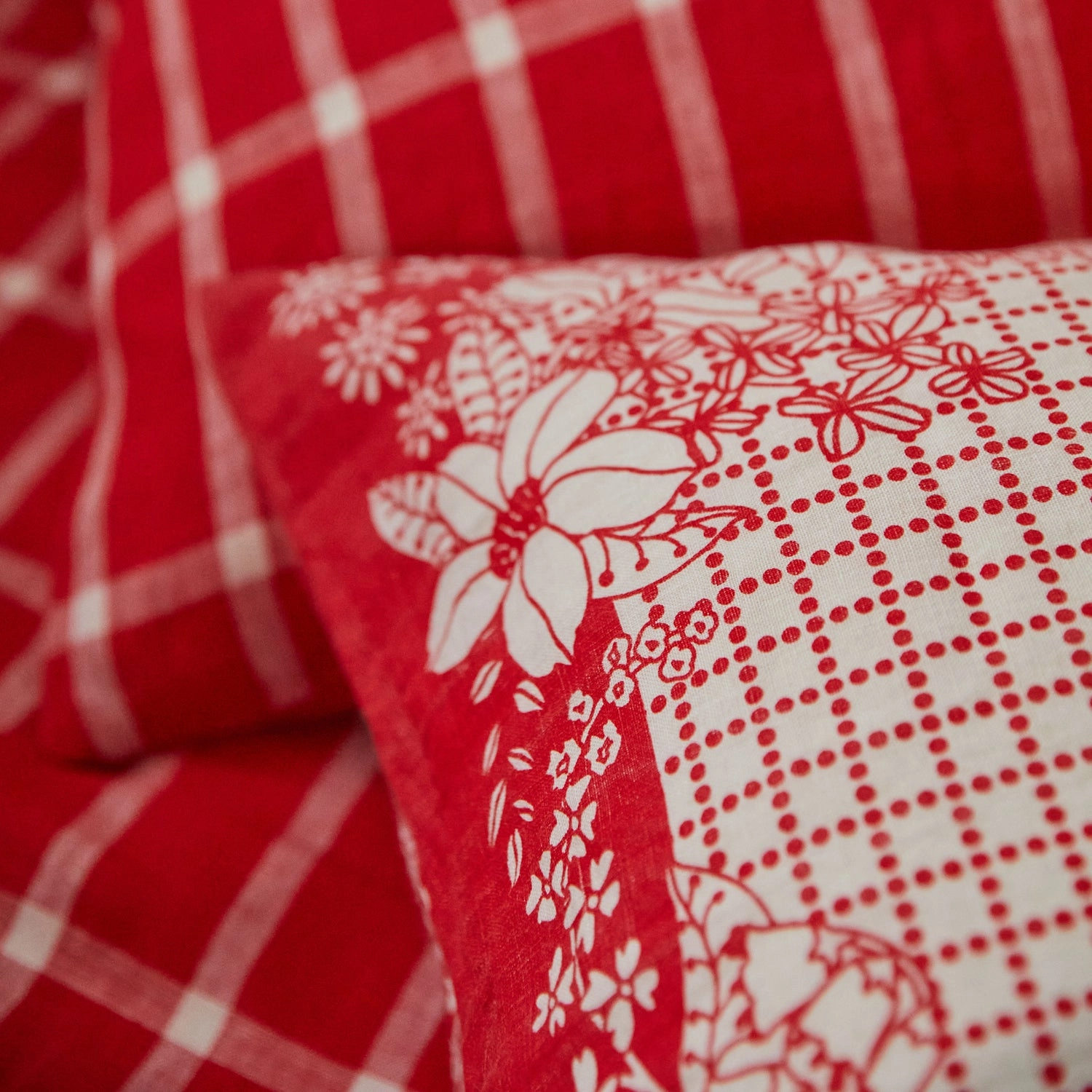 Mallorie Linen Pillowcase Set - Scarlet